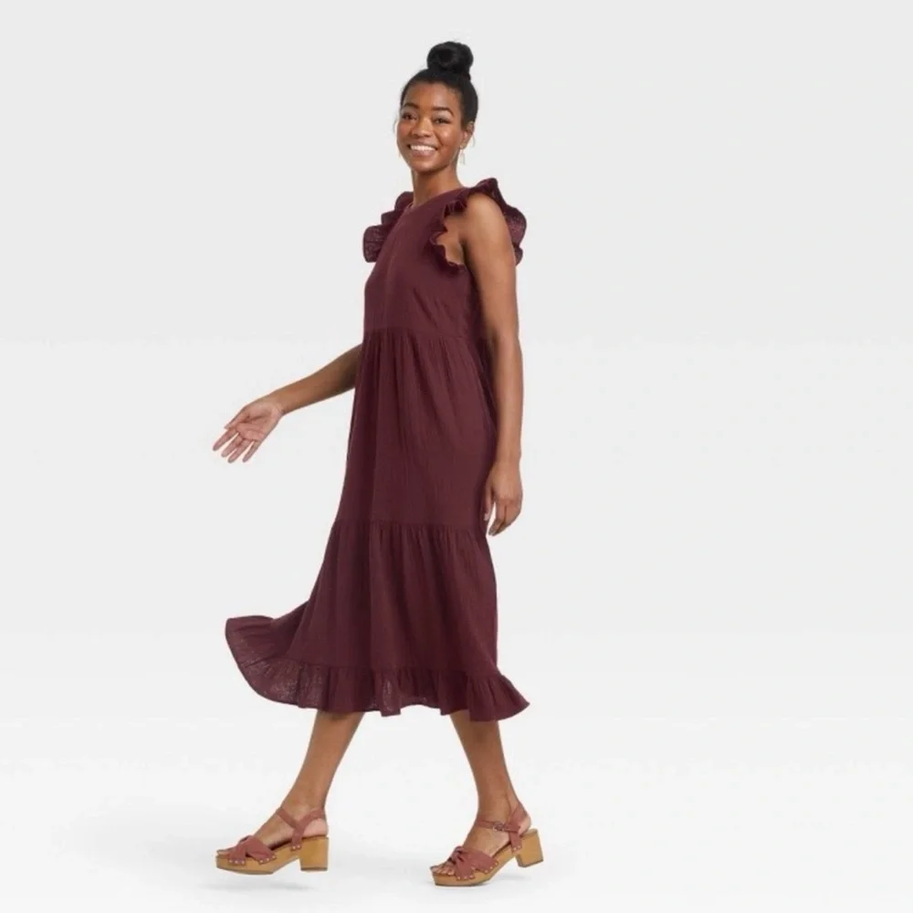 Elegant Burgundy Maxi Dress - Picture 3 of 3